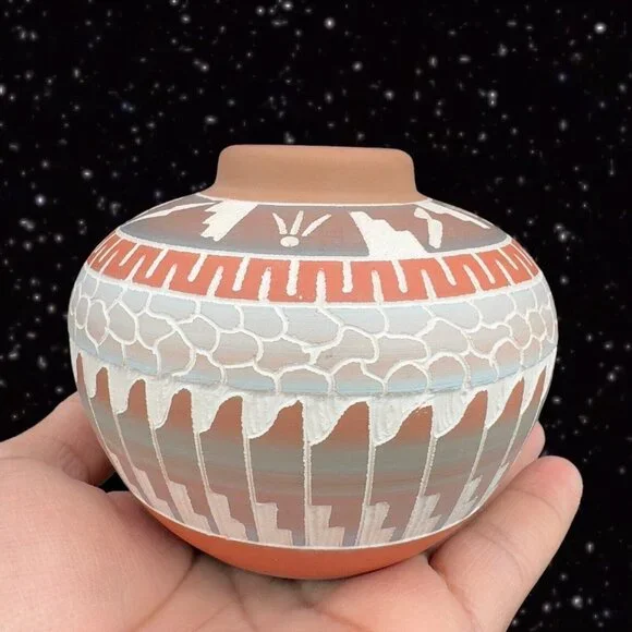 Hand Made Studio Art Pottery Vase Etched Ceramic Signed E Wlhitoyutt Inclain